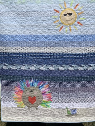 Full front view of Michele Urbany Neely Puluti’s Hedgehog Goes to the Beach baby quilt